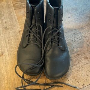 Black Leather Women’s Vivobarefoot Gobi lace up boots size 7.5